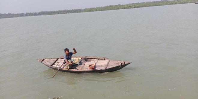 ডিঙ্গি নৌকায় ভেসে বড়শি দিয়ে মাছ শিকারে ব্যস্ত জেলে